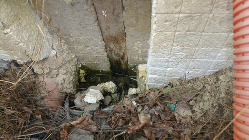 Haus steht nach wie vor im Wasser.